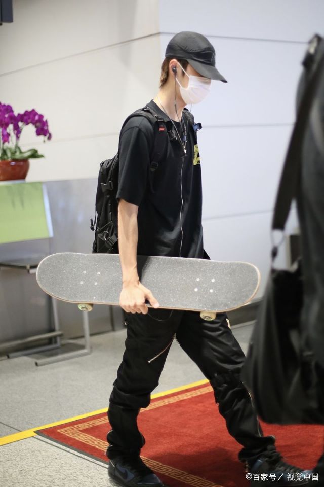 王一博全副武装只露眼睛获迷妹送行,手拿滑板变运动少年